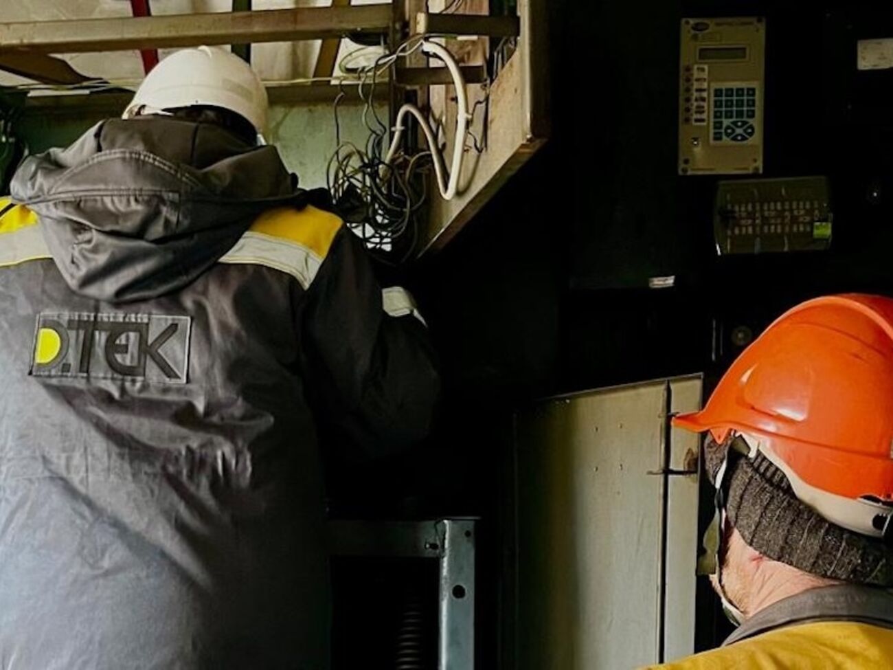 Восстанавливать разрушенную из-за обстрелов российских оккупантов электроинфраструктуру Херсона отправились 26 энергетиков ДТЭК