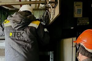 Восстанавливать разрушенную из-за обстрелов российских оккупантов электроинфраструктуру Херсона отправились 26 энергетиков ДТЭК