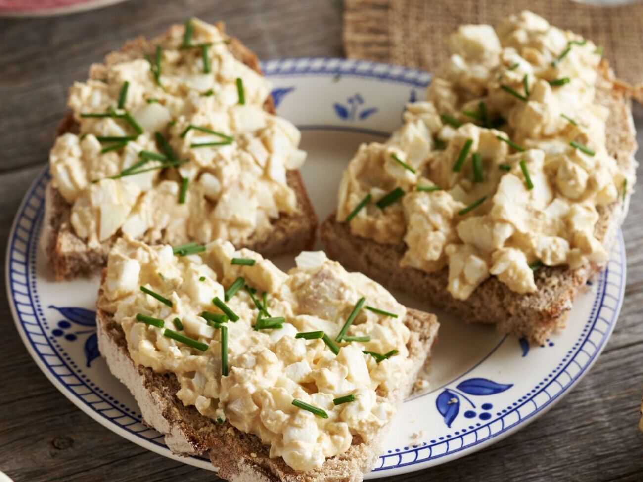 Для бутербродов возьмите четыре ломтика ржаного хлеба