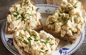 Для бутербродов возьмите четыре ломтика ржаного хлеба