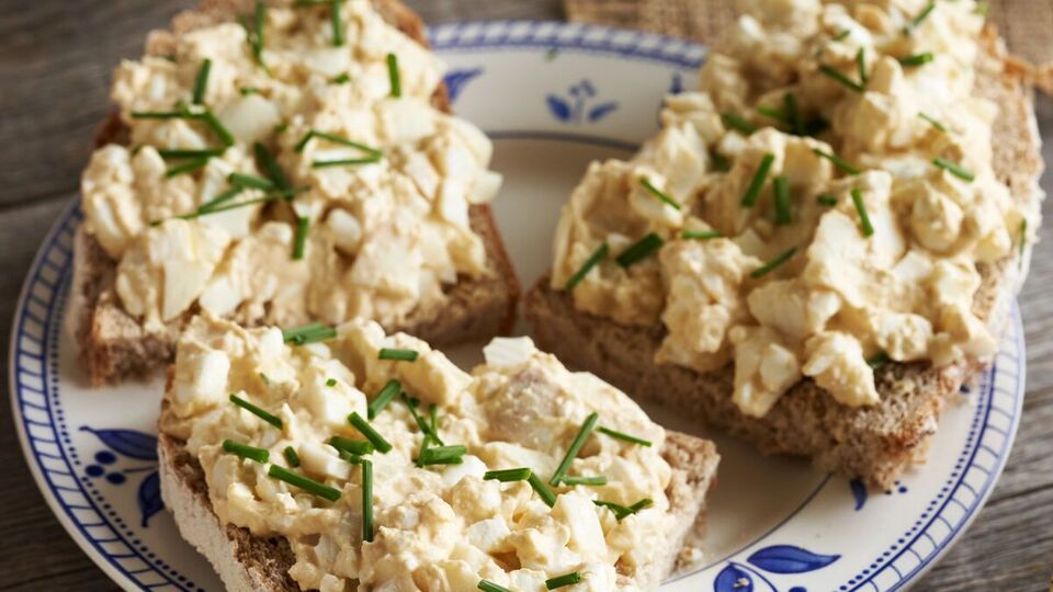 Для бутербродов возьмите четыре ломтика ржаного хлеба