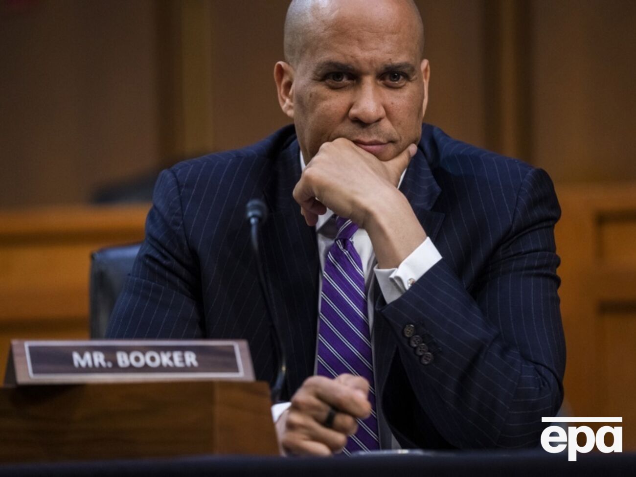 Букер говорил с трибуны более 25 часов