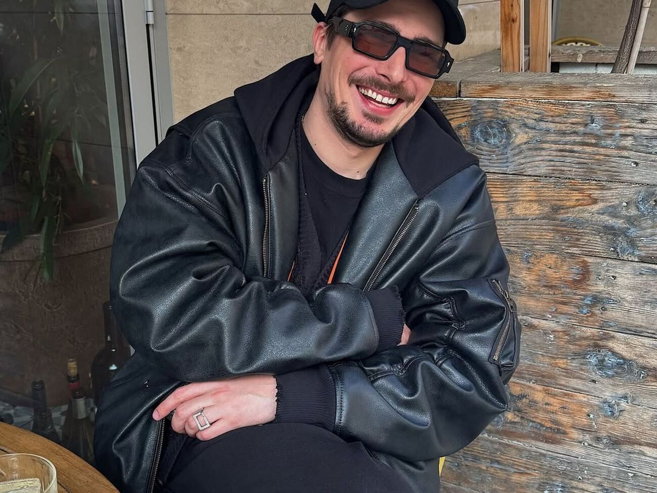 Позитив до марта 2020 года был участником украинской группы "Время и Стекло"