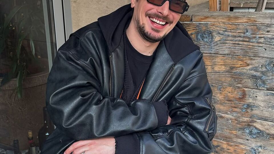 Позитив до марта 2020 года был участником украинской группы "Время и Стекло"