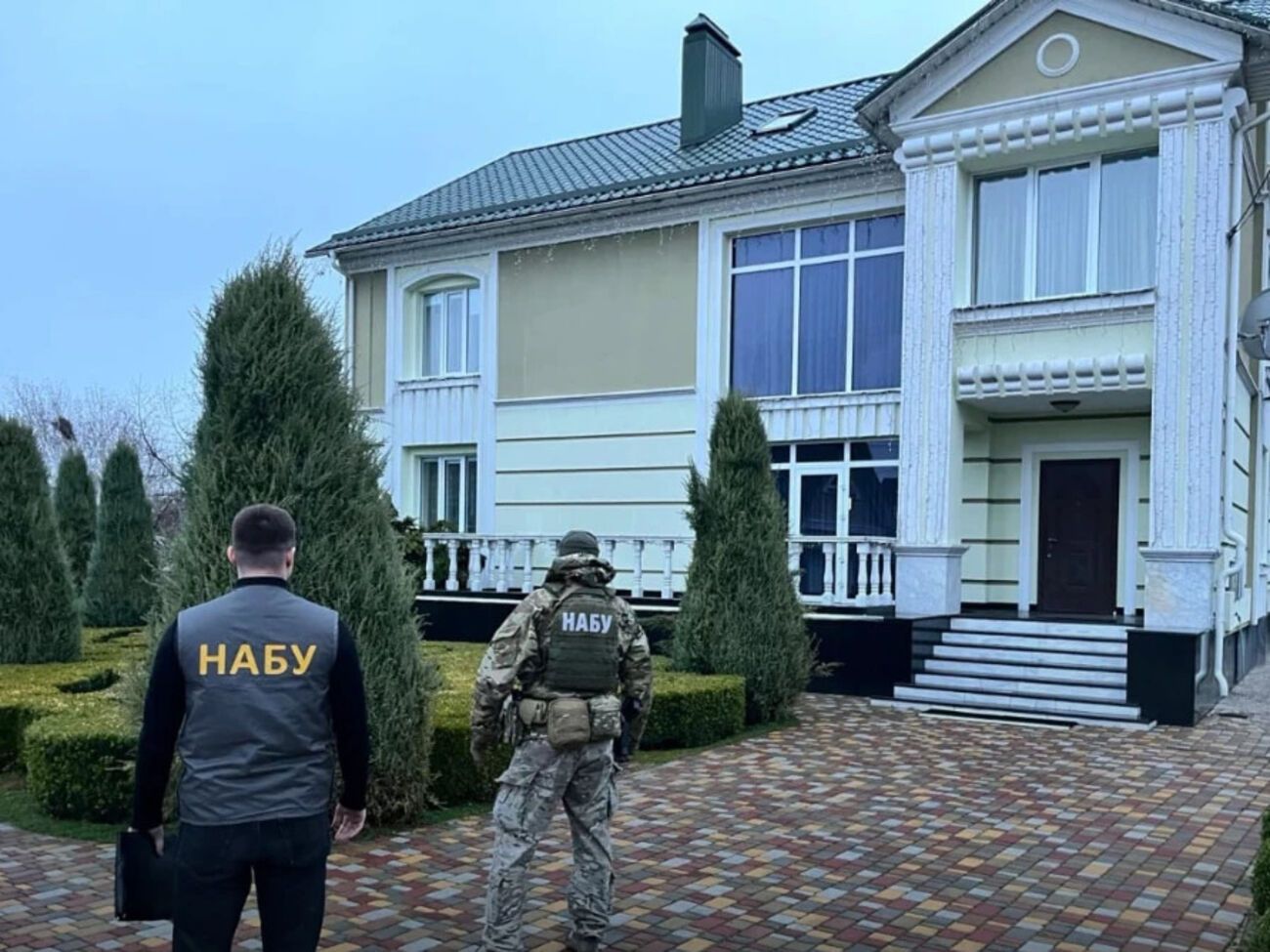 По данным НАБУ, полученные на схемах деньги подозреваемые тратили, в частности, на недвижимость