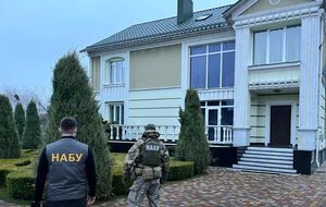 По данным НАБУ, полученные на схемах деньги подозреваемые тратили, в частности, на недвижимость