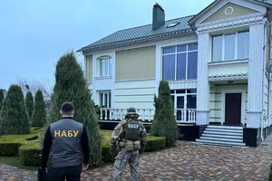 По данным НАБУ, полученные на схемах деньги подозреваемые тратили, в частности, на недвижимость
