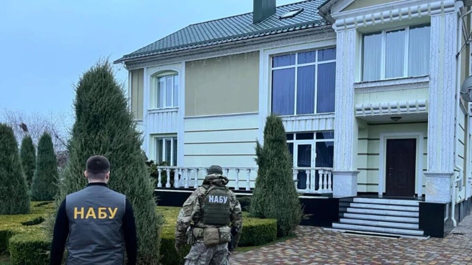 За даними НАБУ, отримані на схемах гроші підозрювані витрачали, зокрема, на нерухомість