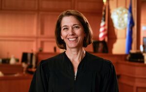 Кроуфорд победила консерватора, в кампанию которого Маск вложил миллионы долларов