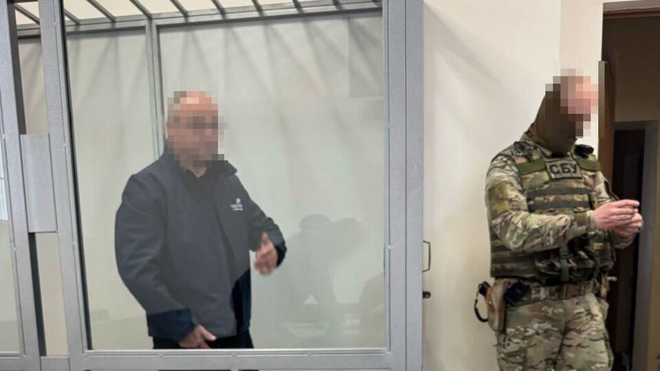 Підозрюваний, за даними слідства, виготовив вибухівку, дотримуючись інструкцій через відеозв'язок