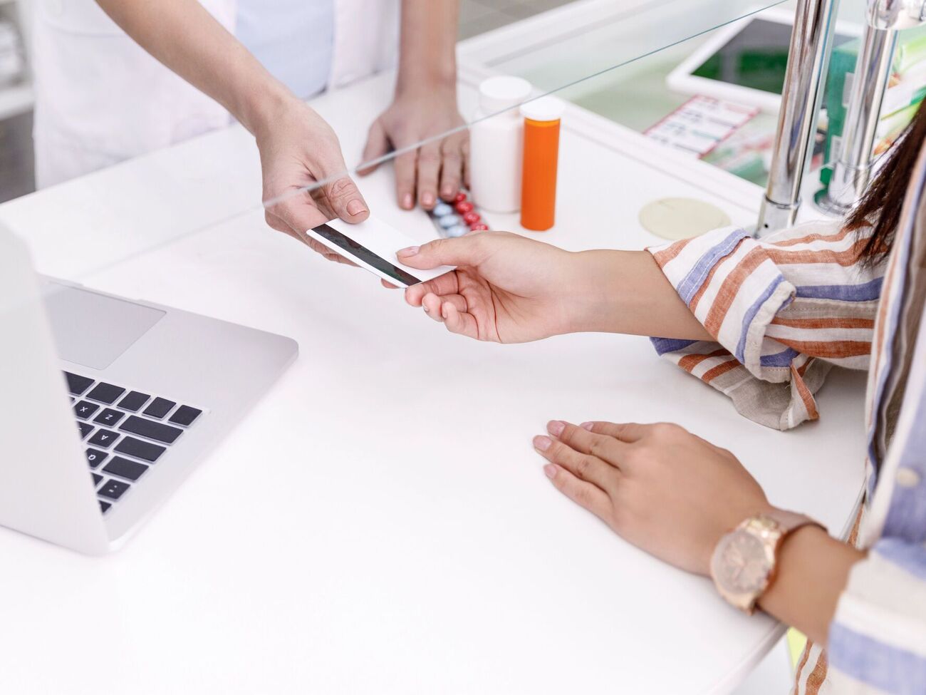 Згідно з матеріалами справи, посадовці налагодили протиправний механізм збуту лікарських засобів за завищеними цінами