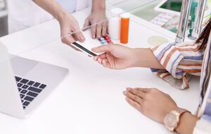 Згідно з матеріалами справи, посадовці налагодили протиправний механізм збуту лікарських засобів за завищеними цінами