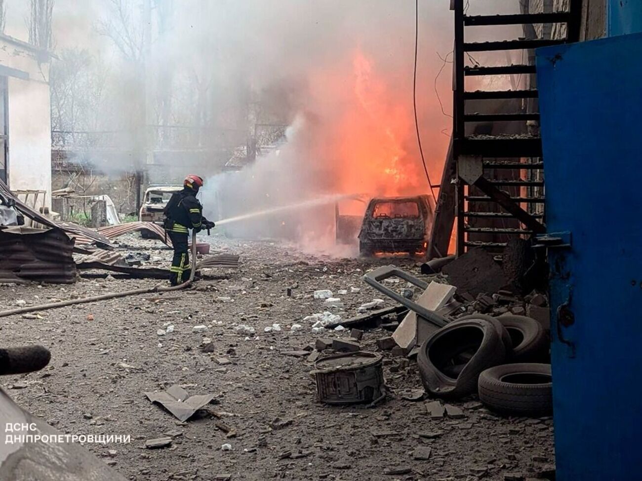 На месте прилета вспыхнул пожар