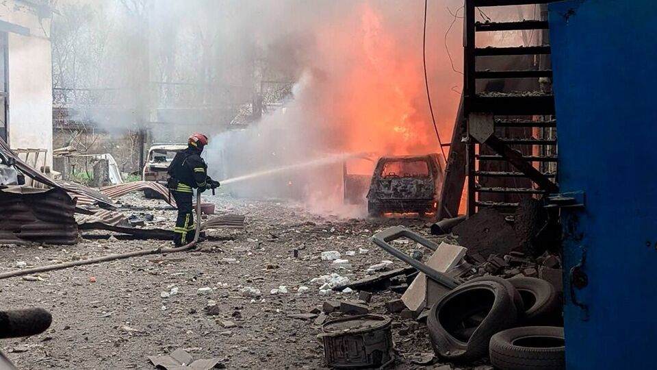 На месте прилета вспыхнул пожар