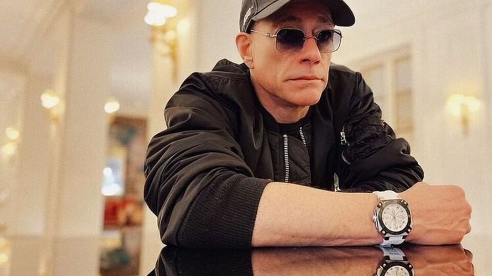 Истица утверждает, что Ван Дамм воспользовался сексуальными услугами сразу пяти румынских женщин, которых заставляли заниматься проституцией