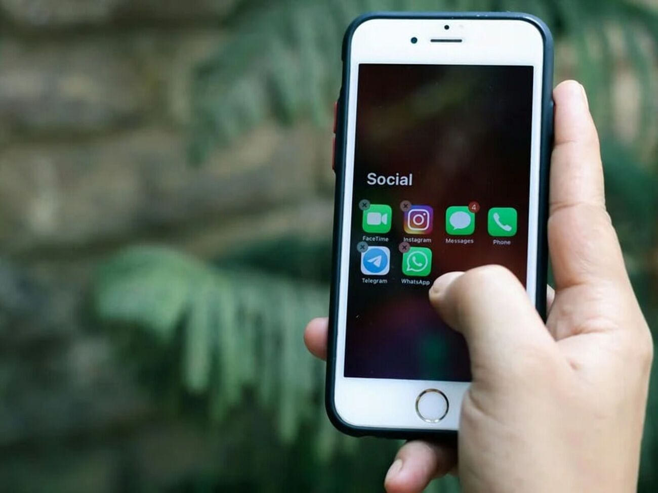 "Маючи деяку чутливу інформацію про дитину, або особисту, або ту, яка стосується вже виконаних простих завдань, куратор може шантажувати на предмет її розголошення", – повідомили у Нацполіції