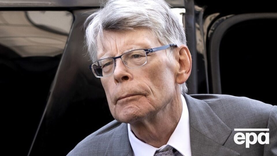 Сюжет романа Кинга разворачивается в будущем, где 100 молодых людей участвуют в соревновании