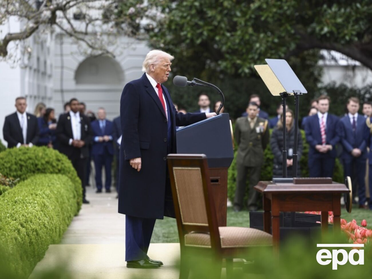 Трамп отметил, что американские власти ввели "соответствующие тарифы" для всех стран в размере "примерно половины от того, что они взимают с нас"
