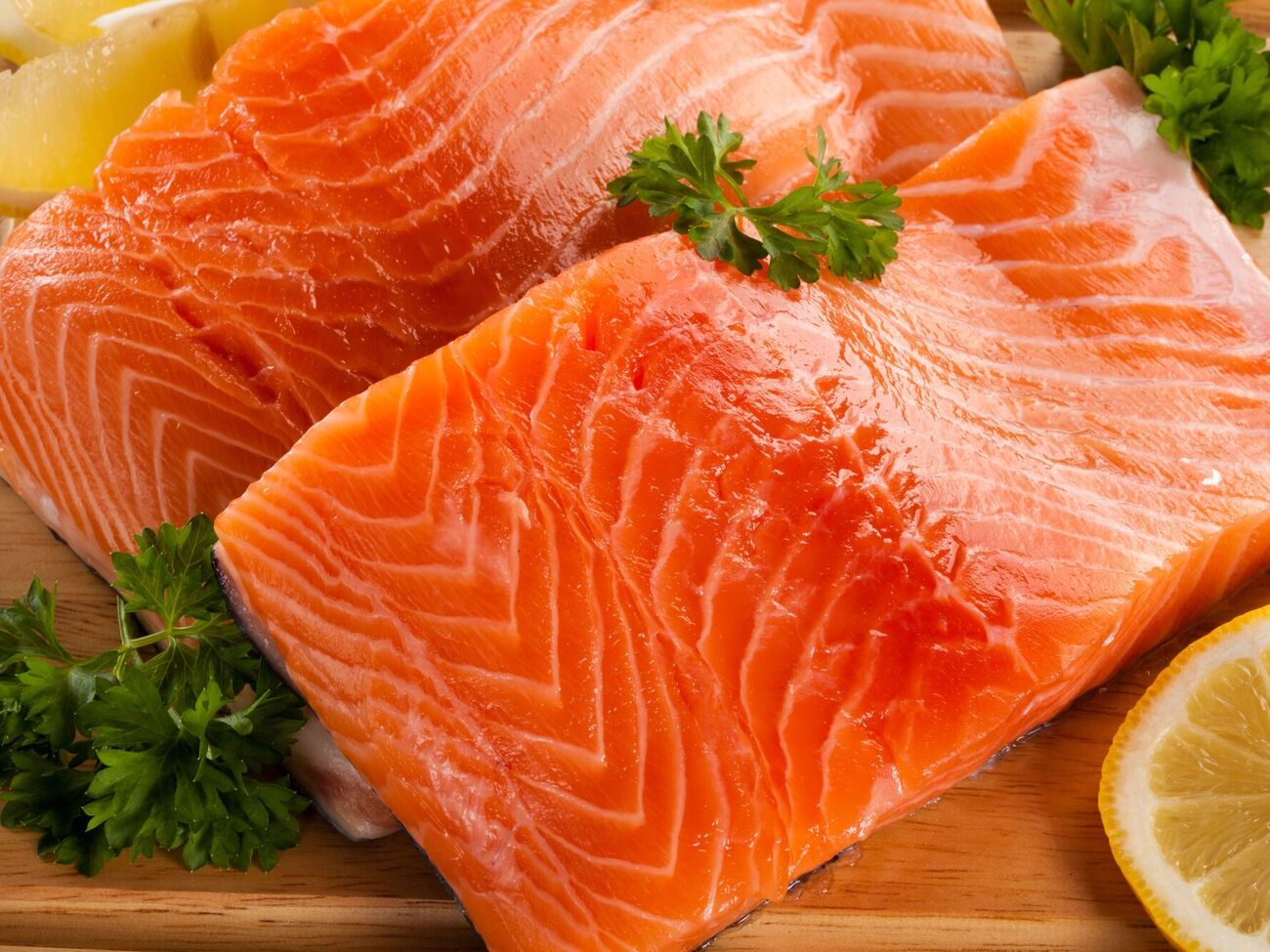 Вам понадобится 4% соли + 2% сахара от веса филе