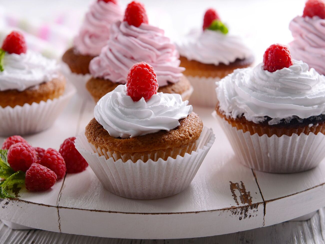 Тесто нужно залить в чашки и поставить в микроволновку