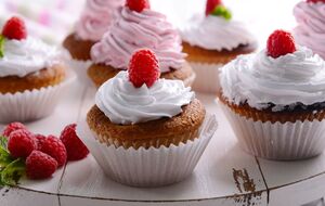 Тесто нужно залить в чашки и поставить в микроволновку