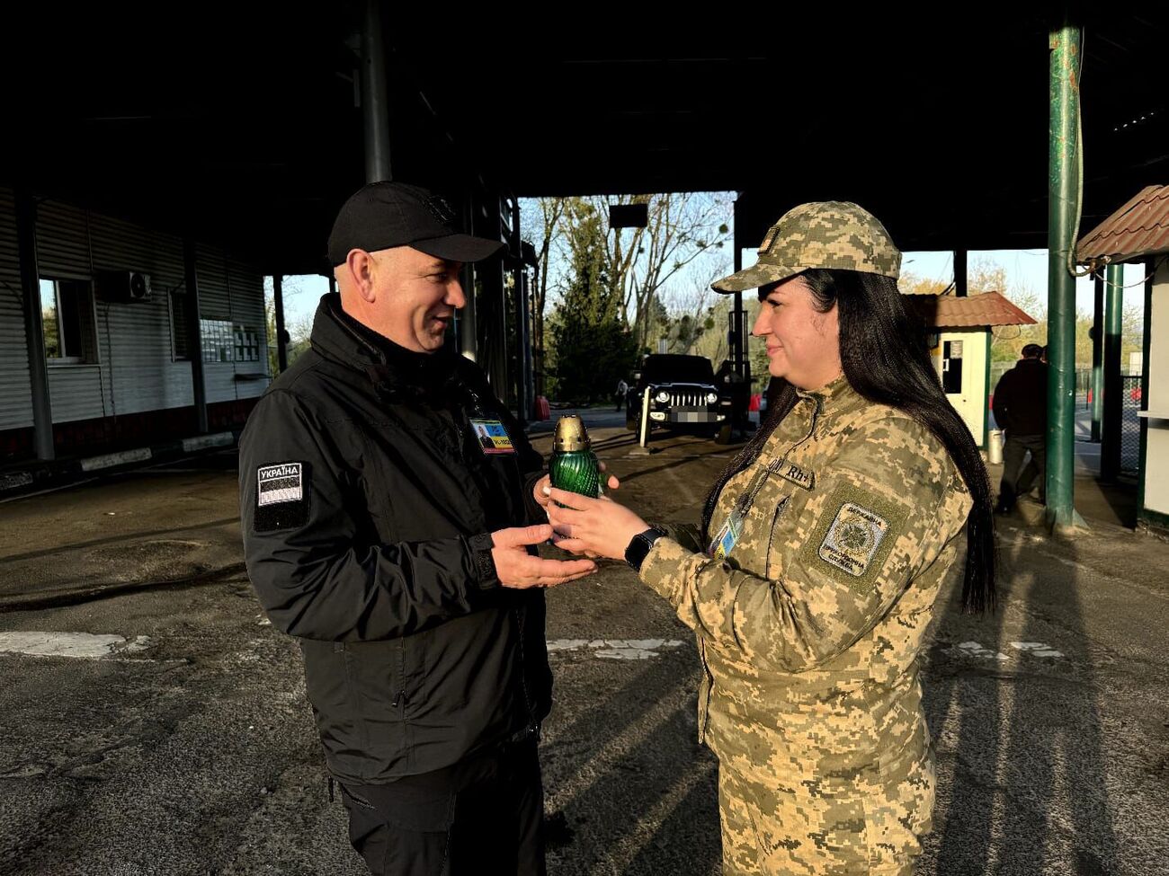 Пограничники встретили благодатный огонь в Украине