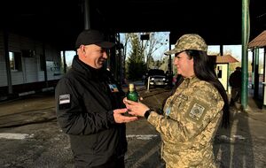 Пограничники встретили благодатный огонь в Украине