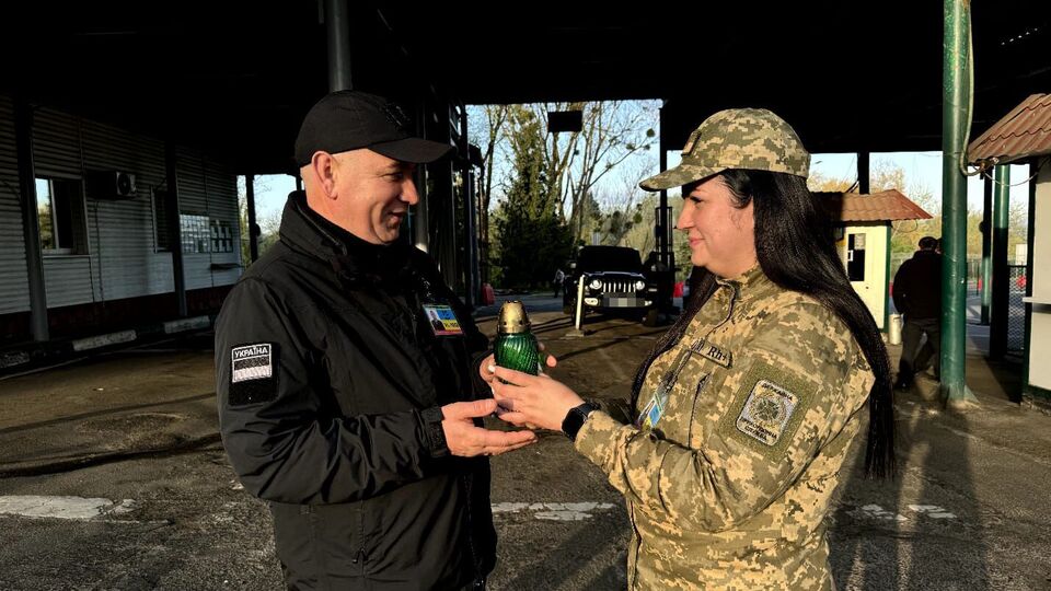 Пограничники встретили благодатный огонь в Украине