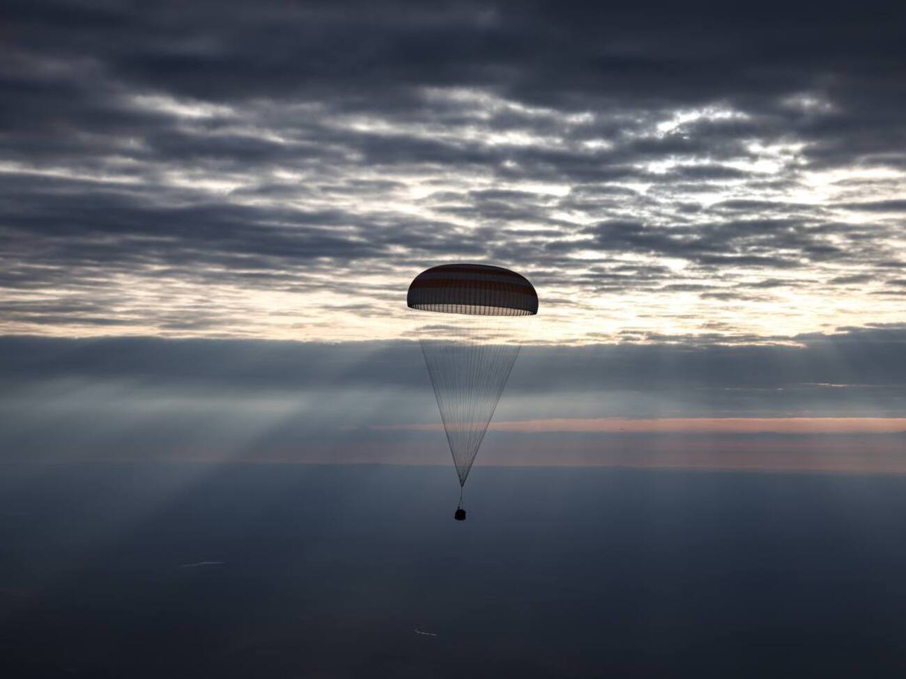 Астронавт и космонавты приземлились в Казахстане