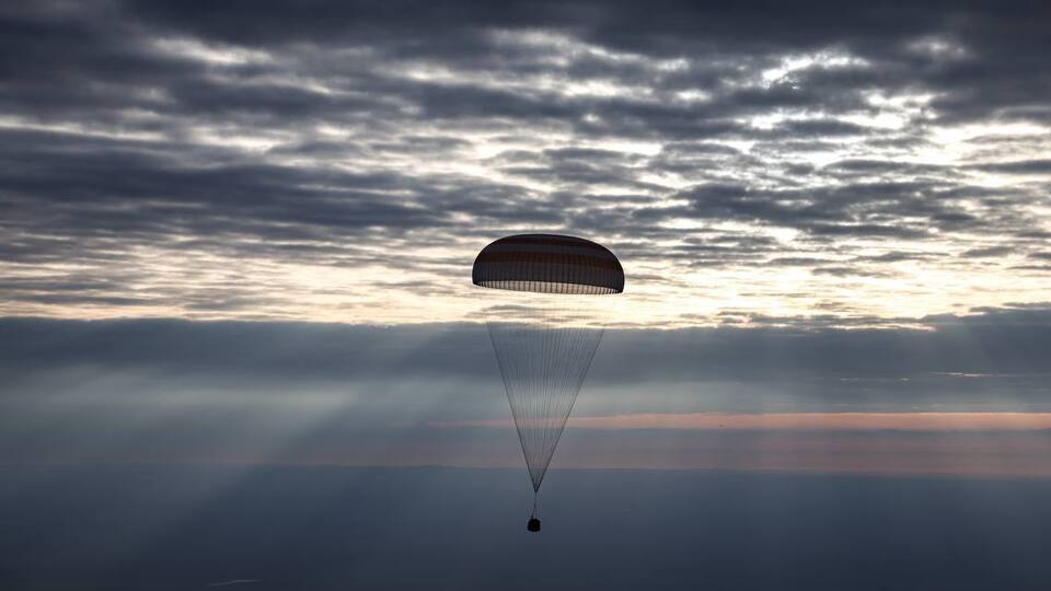 Астронавт и космонавты приземлились в Казахстане