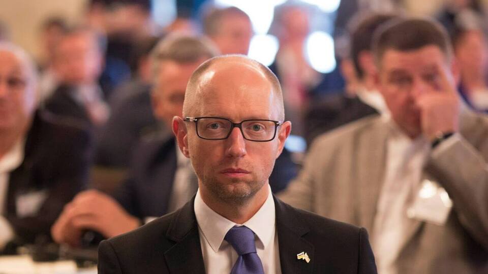 Яценюк: Нехай Воскресіння Христове принесе світло в кожну українську сім'ю