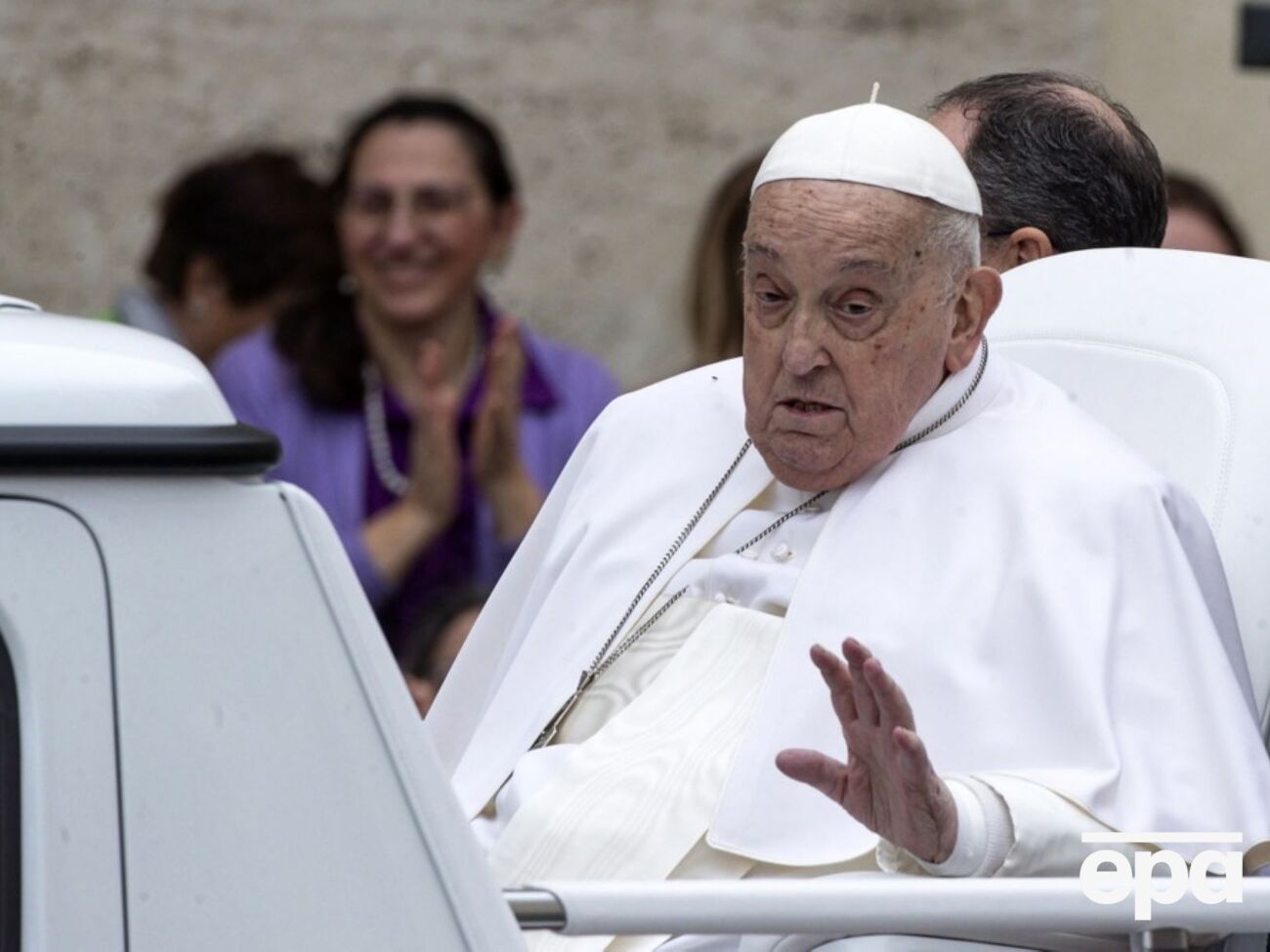 Понтифик призвал "все привлеченные стороны и в дальнейшем прилагать усилия, направленные на достижение справедливого и продолжительного мира"