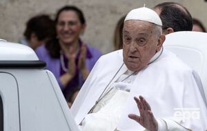 Понтифик призвал "все привлеченные стороны и в дальнейшем прилагать усилия, направленные на достижение справедливого и продолжительного мира"