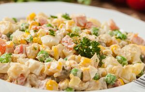 Для салата вам понадобится 300 г консервированной кукурузы