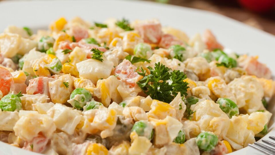 Для салату вам знадобиться 300 г консервованої кукурудзи