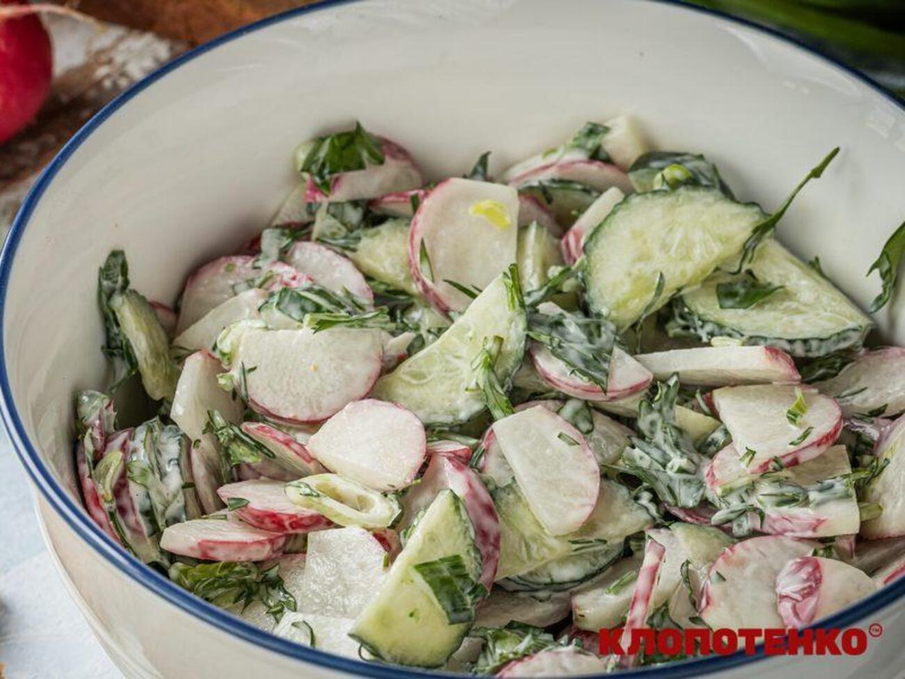 В салат нужно добавить огурцы и редис, нарезанные тонкими полукольцами