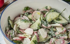 В салат нужно добавить огурцы и редис, нарезанные тонкими полукольцами