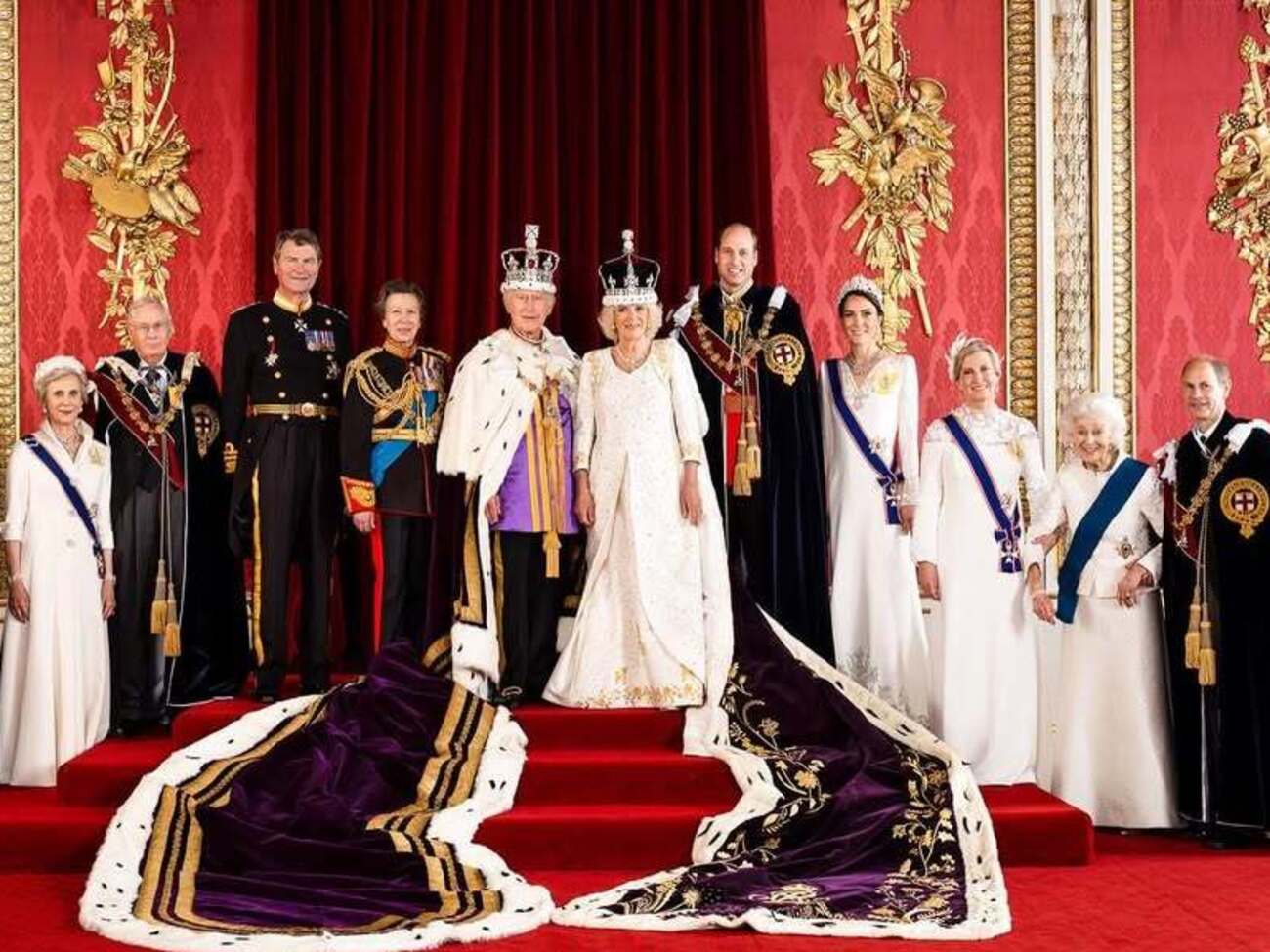 Чарльз III став королем 8 вересня 2022 року після смерті королеви Єлизавети