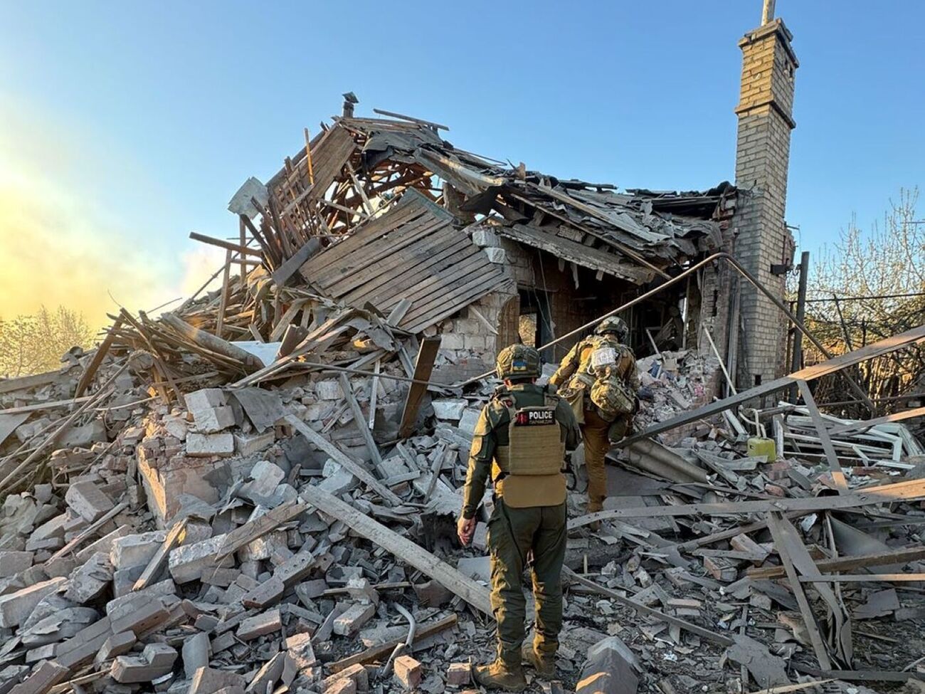 Із-під завалів будинку дістали тіла чоловіка й жінки