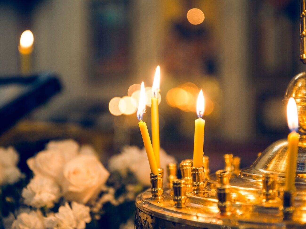 Особенностями Светлой недели является отмена поста в среду и пятницу, а также отмена земных поклонов