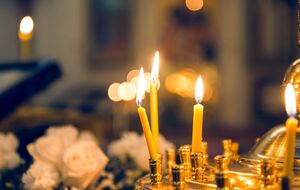 Особенностями Светлой недели является отмена поста в среду и пятницу, а также отмена земных поклонов