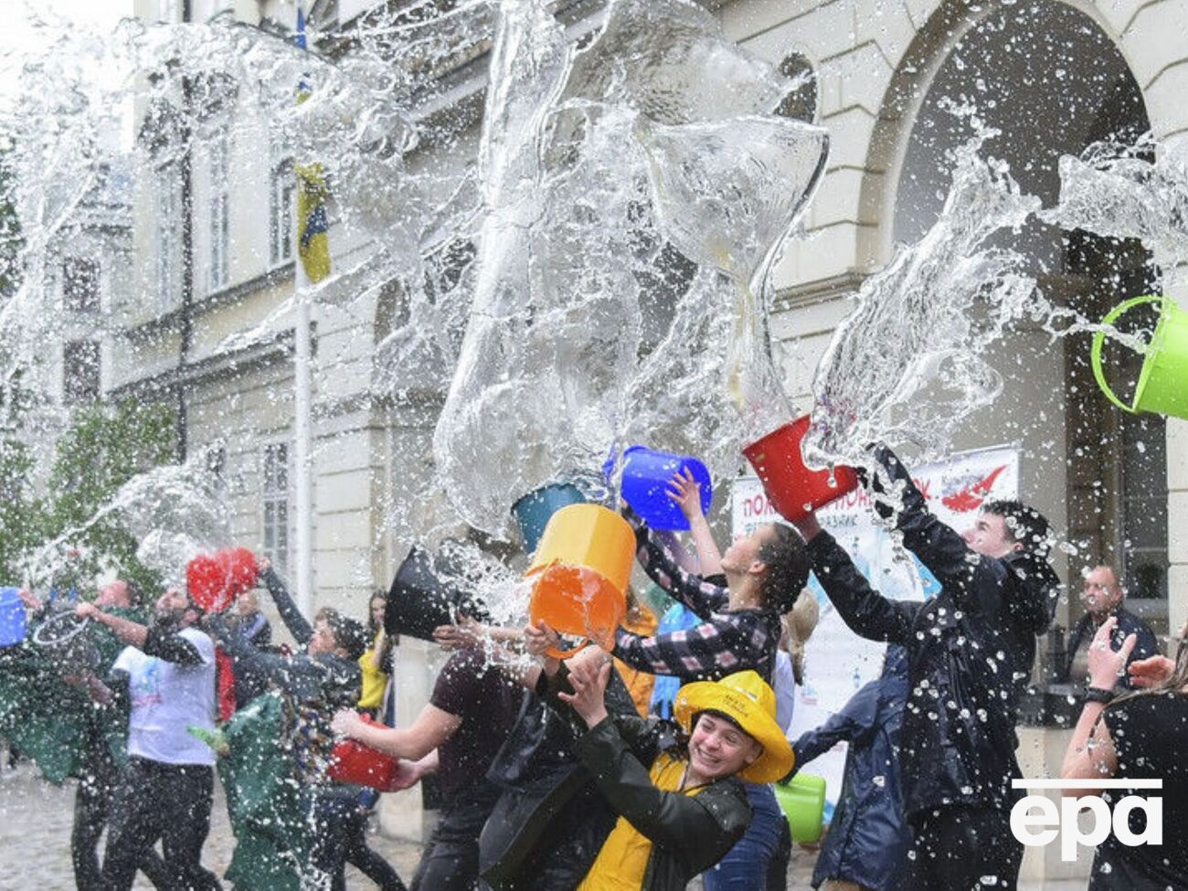 После полномасштабного вторжения страны-агрессора РФ в Украину массовых традиционных обливаний на Обливной понедельник уже не устраивают