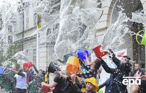 После полномасштабного вторжения страны-агрессора РФ в Украину массовых традиционных обливаний на Обливной понедельник уже не устраивают