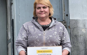 Жители Авдеевки, выехавшие в Павлоград, получают пищевые наборы от Фонда Рината Ахметова