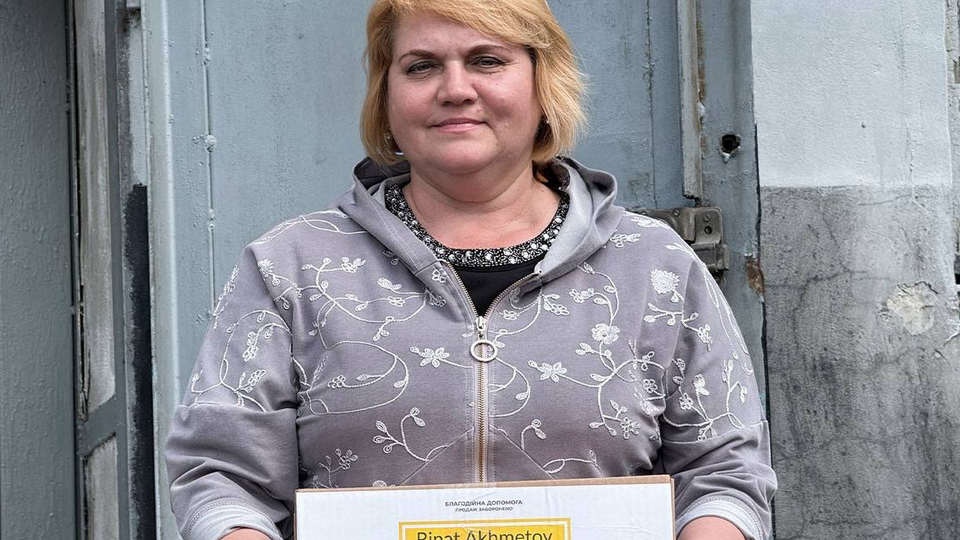 Жителі Авдіївки, які виїхали до Павлограда, отримують харчові набори від Фонду Ріната Ахметова