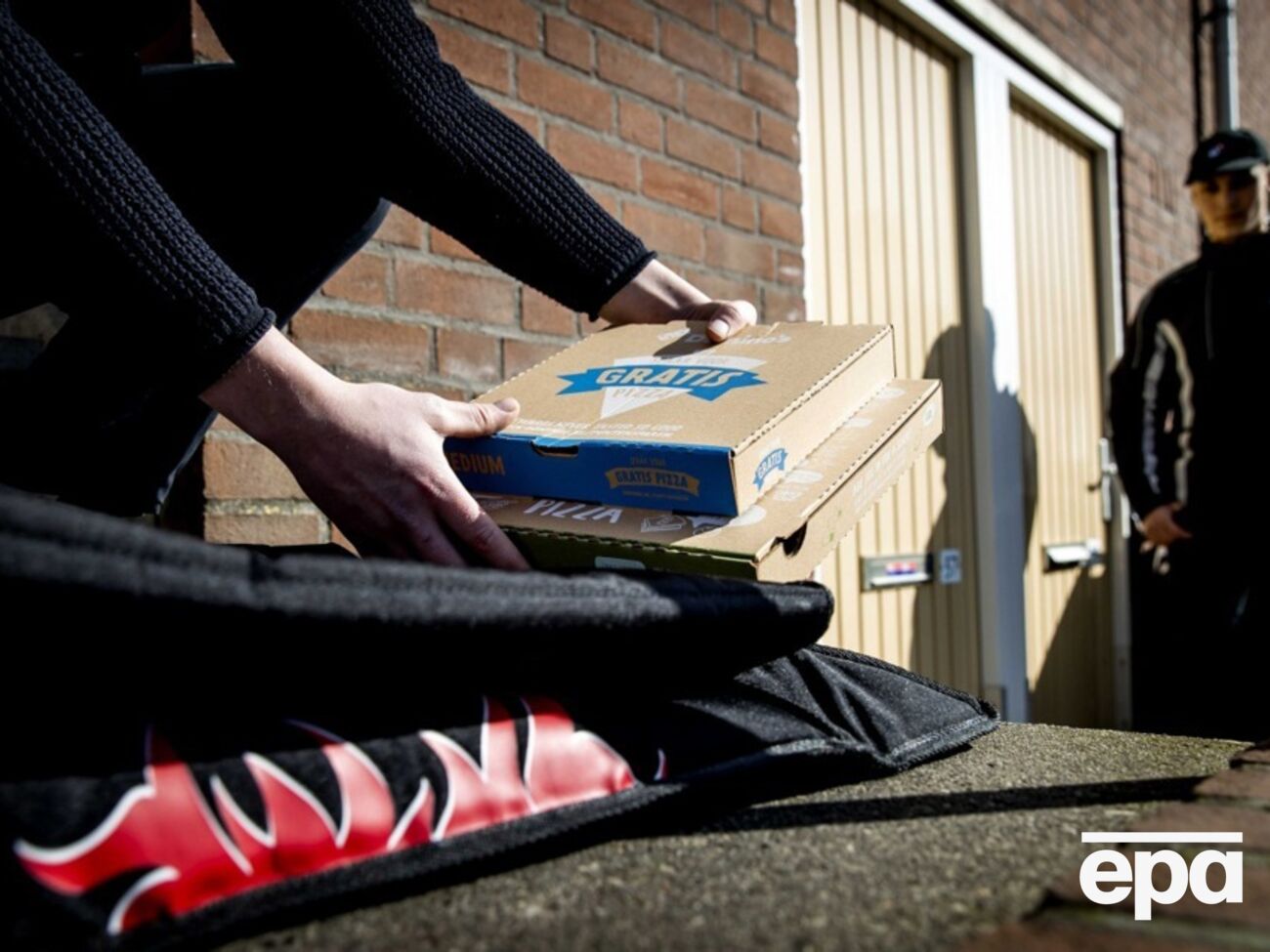 Непрошеные заказы курьеры привозят судьям и их семьям