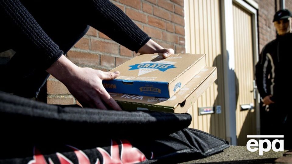 Непрошеные заказы курьеры привозят судьям и их семьям