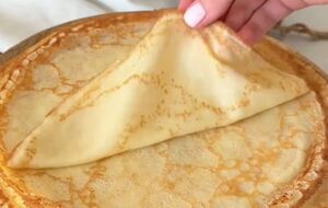 Чтобы у блинов не было сухих краев, жарить их нужно очень быстро на среднем огне около одной минуты с каждой стороны