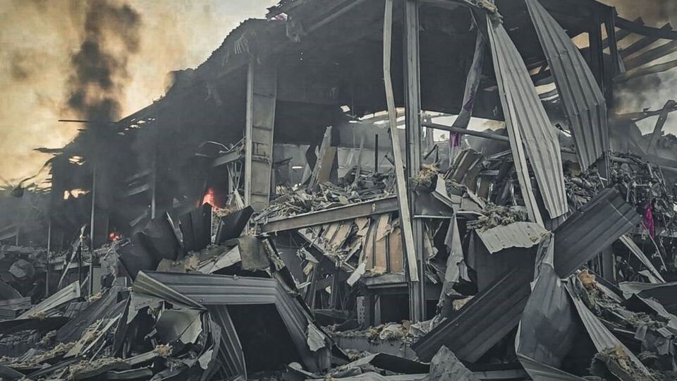 Сначала оккупанты сбрасывают авиабомбы, а затем накрывают ту же местность артиллерией