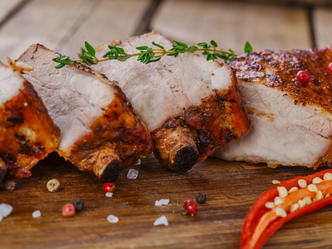 Перед запіканням ребра потрібно змастити гірчицею